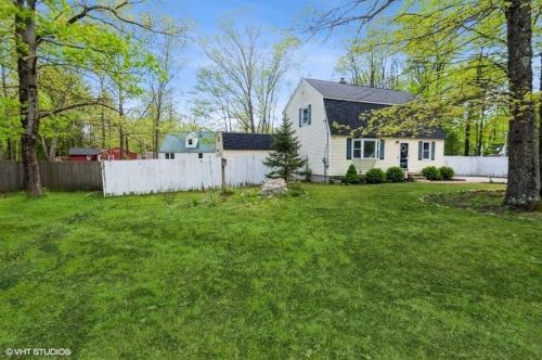 86 Manor Rd, Concord, NH 03303-1901