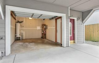 9236 Interlake Ave, Seattle WA  98103-2204 exterior