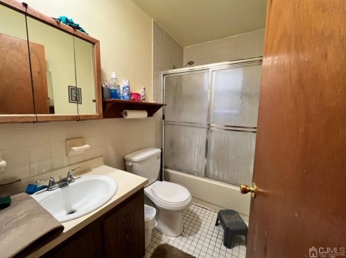 1610 Raspberry Ct, Edison NJ 08817-2768 exterior