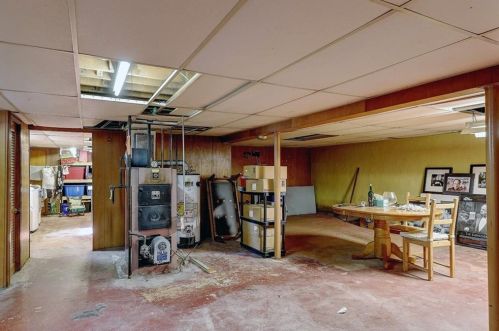 381 Dunlap St, Woonsocket RI 02895-3614 exterior