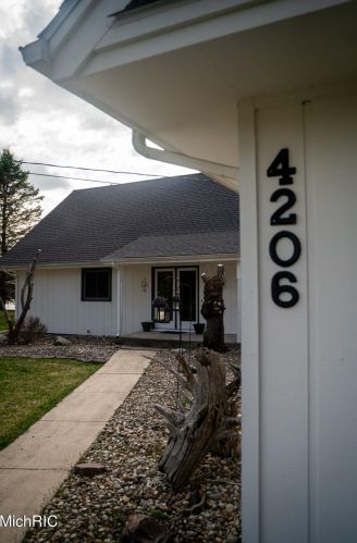 4206 Lk Frst Dr, Kalamazoo MI 49008-3309 exterior