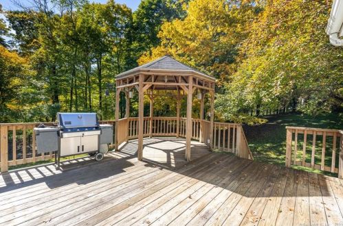 59 Sarah Bishop Rd, Ridgefield CT 06877-1215 exterior