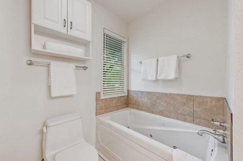 1501 Breezeknoll Cir, Austin TX exterior