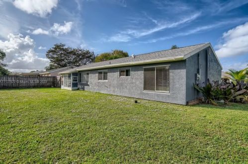 2029 Hideaway Cir, Fort Pierce FL 34952-4801 exterior