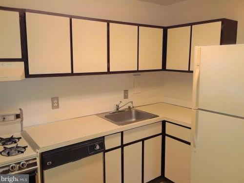 30 Canterbury Sq, Alexandria VA 22304-3047 exterior