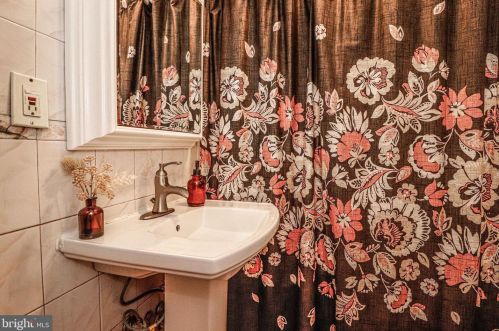 301 Hollywood Dr, Trenton NJ 08609-1805 exterior