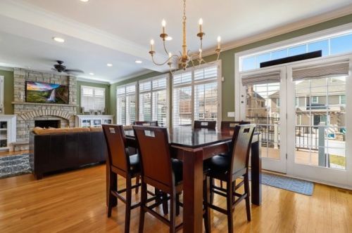 828 Colfax Ave, Elmhurst IL 60126-4535 exterior