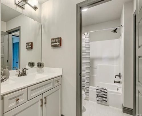 1305 Fawnvalley Dr, Saint Louis MO 63131-4221 exterior