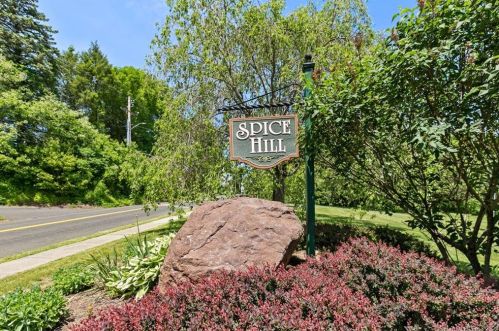 37 Spice Hill Dr, Wallingford CT  06492-4334 exterior