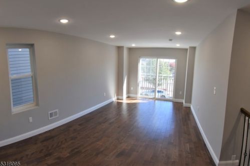 225 9 St, Newark NJ 07107-1907 exterior