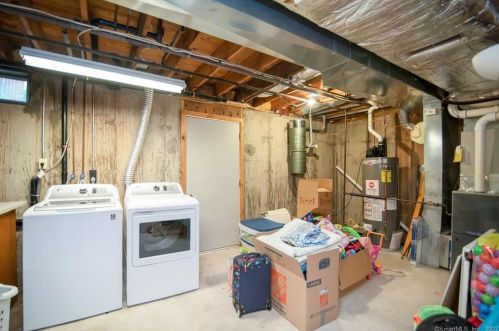 13 Gaylord Rd, Windsor Locks CT 06096-2815 exterior