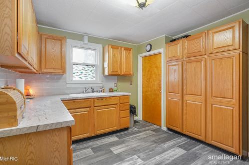 3644 Balsam Ave, Grand Rapids MI 49525-2472 exterior