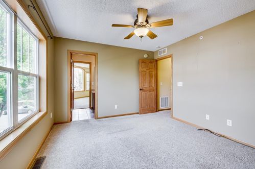 1932 Shamrock Pl, Chaska MN 55318-5405 exterior