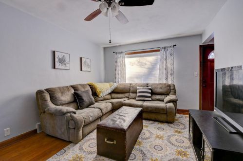 4864 72nd St, Milwaukee, WI 53220-4408