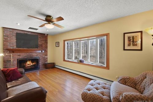 124 Center St, Windsor Locks CT 06096-2708 exterior