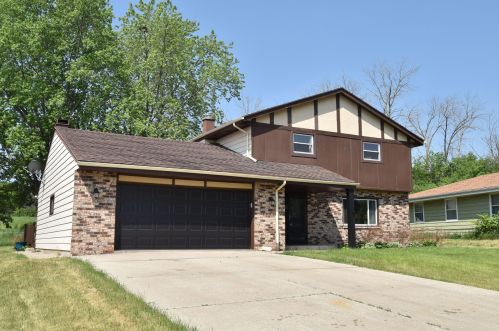 9011 86th St, Milwaukee, WI 53224-1805