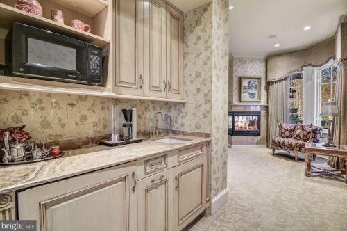 896 Alvermar Rdg Dr, Mc Lean VA 22102-1439 exterior