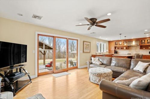 26 Falcon Dr, Seymour CT 06483-2355 exterior