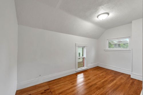 1560 Wealthy St, Grand Rapids MI 49506-2748 exterior