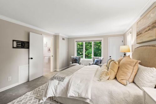 7607 Lake Dr, Milwaukee WI  53217-2909 exterior