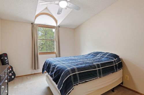 204 Ridgewood Dr, Chaska MN 55318 exterior