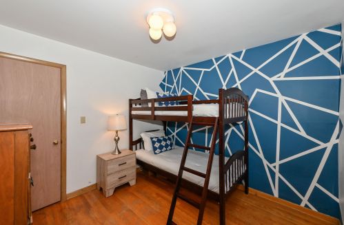 8224 52, Milwaukee WI 53223-3517 exterior