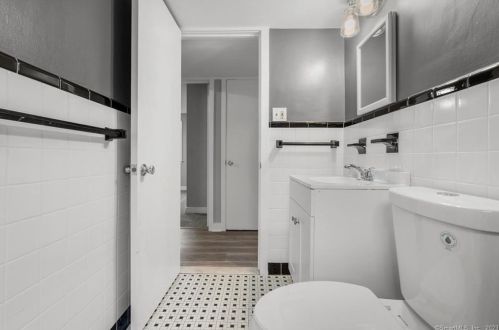 48 Clintonville Rd, North Haven CT 06473-2817 exterior