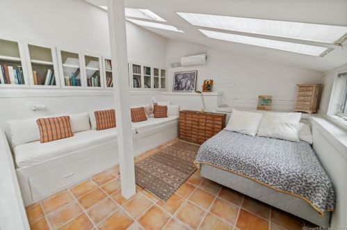 76 Davenport Rd, Roxbury CT 06783-1000 exterior