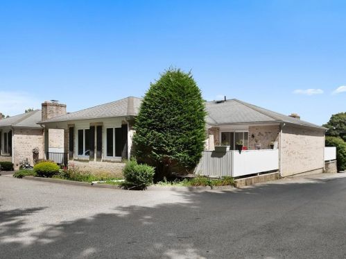 80 Hawthorne St, Providence, RI 02907-2950