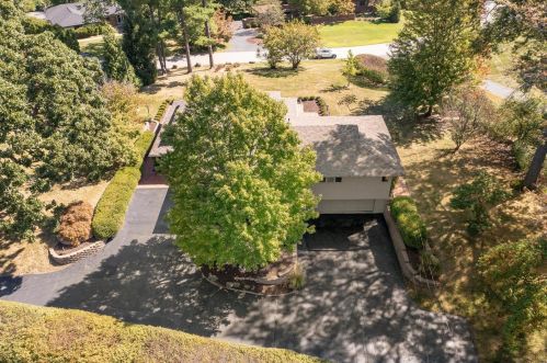 2 Sherwyn Ln, Saint Louis MO 63141-7821 exterior