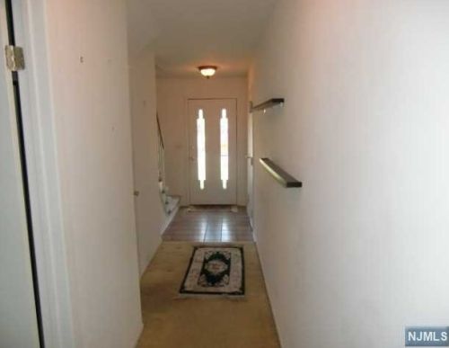 79 Metro Vista Dr, Paterson, NJ 07506-3435