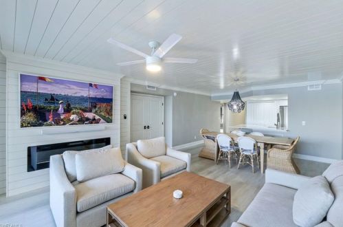 9103 Vanderbilt Dr, Naples, FL 34108-2310