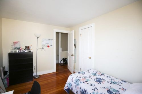 76 Kay Blvd, Middletown RI 02840-2318 exterior