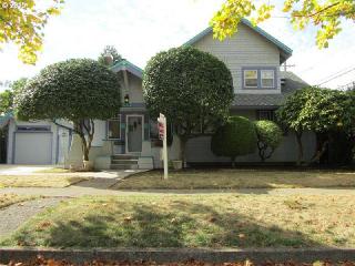 1062 Adams St, Eugene OR  97402-5214 exterior