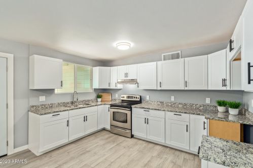 2925 42nd Ave, Phoenix AZ  85019-4323 exterior