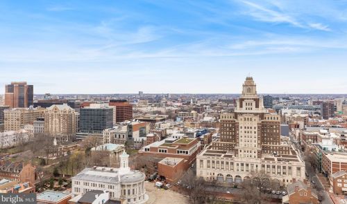 210 Locust St, Philadelphia PA 19106-3945 exterior