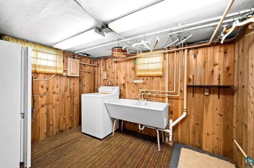 1064 Chester Park Dr, Duluth MN 55812-1138 exterior