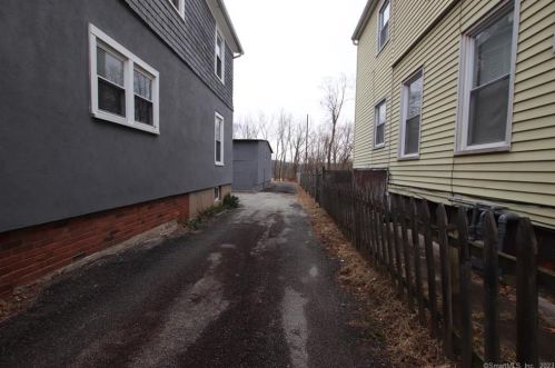 425 Burnside Ave, Hartford CT 06108-2711 exterior