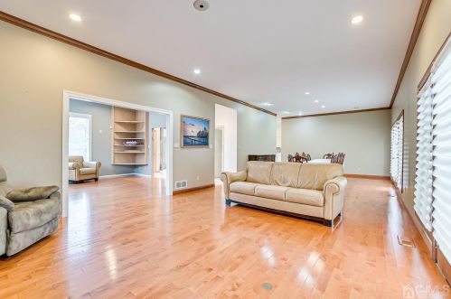 4 Fairhill Rd, Edison NJ 08817-2962 exterior