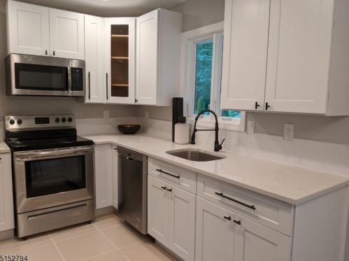 41 Adelphi Trl, Hopatcong, NJ 07843-1766