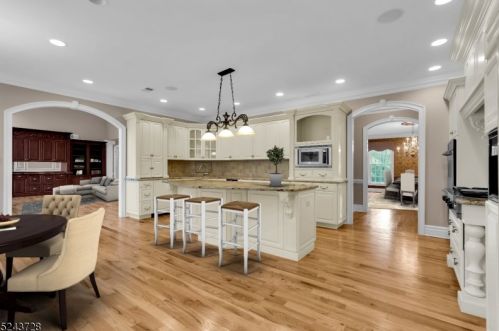 2 Caruso Ct, Bridgewater NJ 08807-2149 exterior