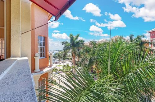 401 Bayfront Pl, Naples FL 34102-6455 exterior