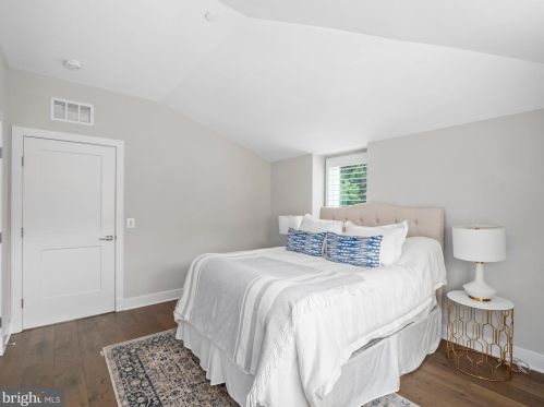 10346 Grosvenor Pl, Rockville MD 20852 exterior