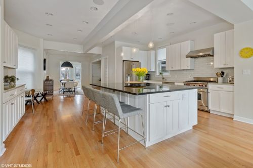 1908 Roscoe St, Chicago IL 60618-6245 exterior