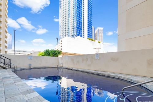 780 Amana St, Honolulu HI  96814-3247 exterior