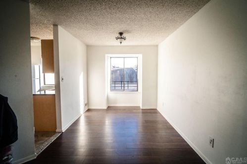 10 Park Gate Dr, Edison NJ 08820-4025 exterior