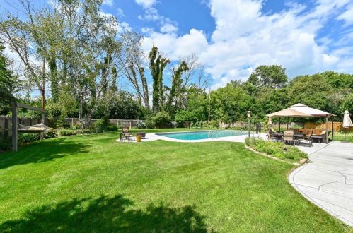 6855 Lk Dr, Milwaukee WI 53217-3622 exterior