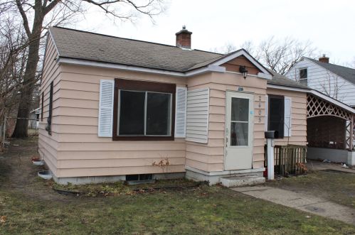 2405 Riordan St, Meskegon, MI 49444-1638