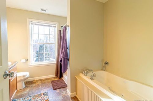 6 Cranberry Dr, Uncasville CT 06382-2006 exterior