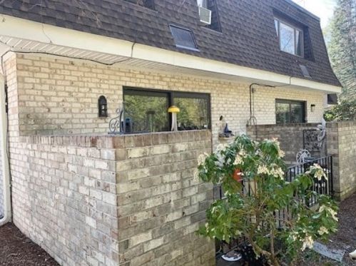 193 Porter Lake Dr, Springfield MA  01106-1246 exterior